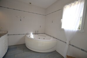 淋浴设施、按摩浴缸、吹风机、肥皂