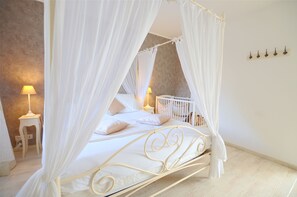 4 bedrooms, in-room safe, desk, iron/ironing board