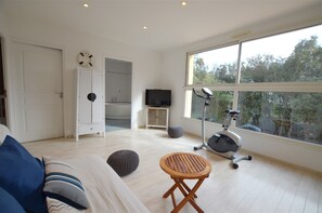 4 多间卧室、客房内保险箱、办公桌、熨斗/熨衣板