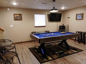 Game room - Cozy,rustic,private+hot tub! Black Bear Cabin (Sevierville)