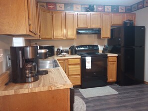 Frigorifero, microonde, forno, piano cottura