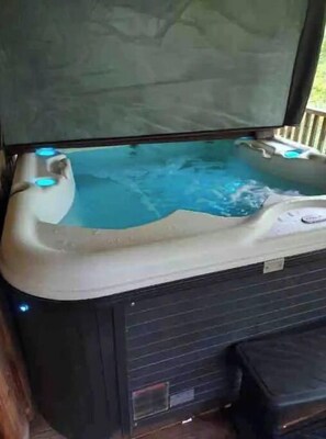 Outdoor spa tub - Cozy,rustic,private+hot tub! Black Bear Cabin (Sevierville)