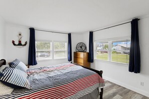 3 chambres, bureau, fer et planche à repasser, lit parapluie