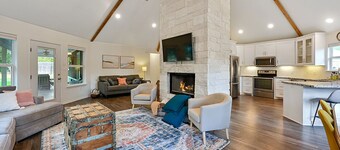 Spacious 4BR/3BA with bunkhouse; perfect for family and friends!