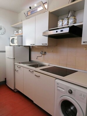 Microwave, oven, stovetop, coffee/tea maker