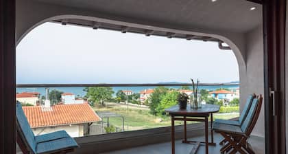 Pola's Loft - Spacious apartment with sea view 5 min from the beach!