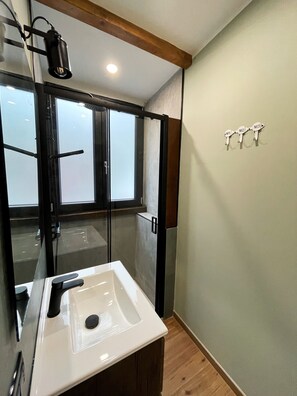 Shower, hair dryer, bidet, towels - 1 Bedroom Apartment in Pozzuoli (Pozzuoli)