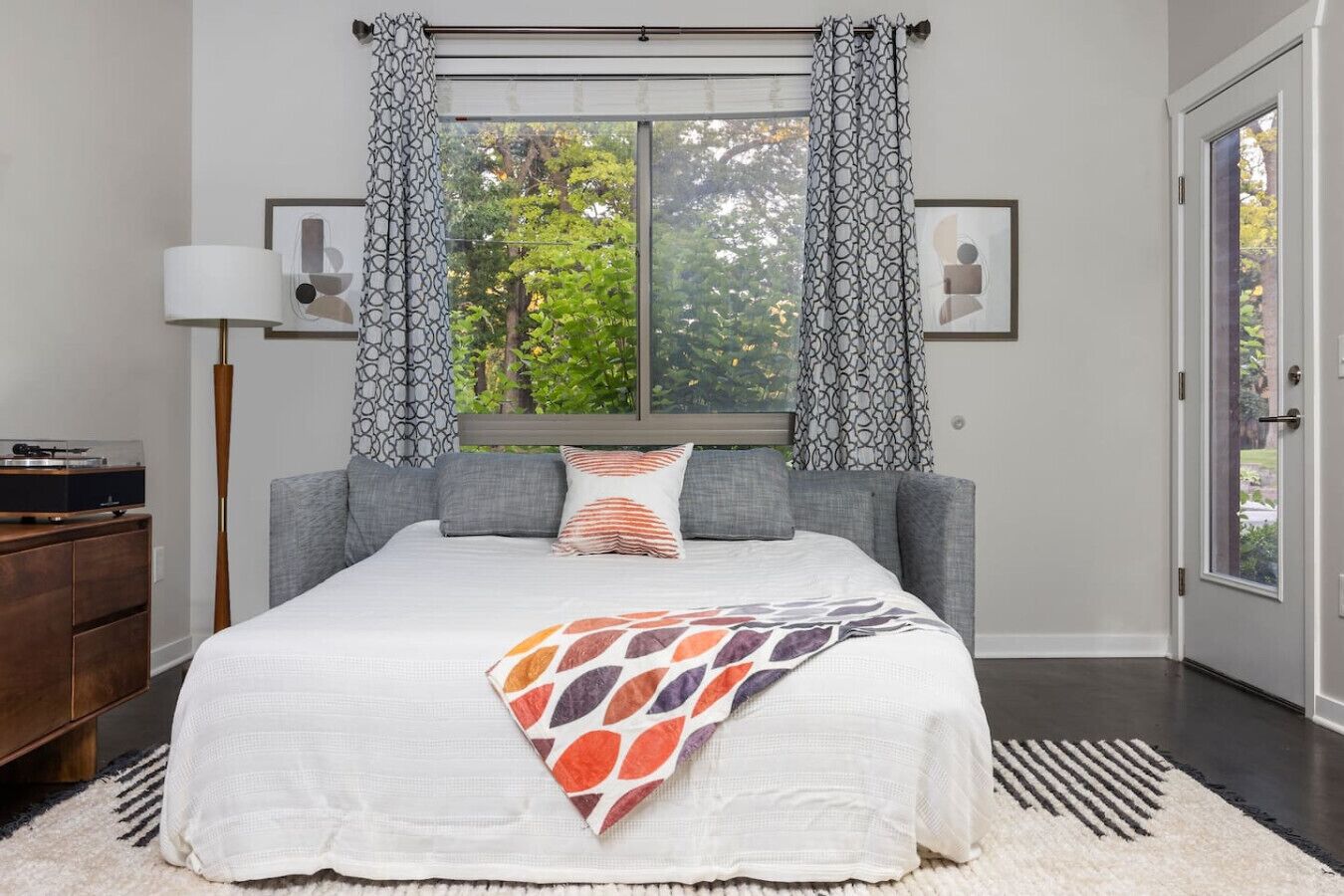 Iron/ironing board, WiFi (free), bed sheets