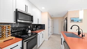 Frigorífico, microondas, horno y placa de cocina