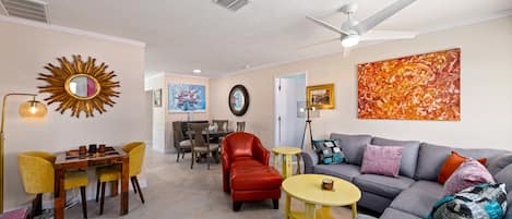 TV connectée, cheminée, livres, imprimantes