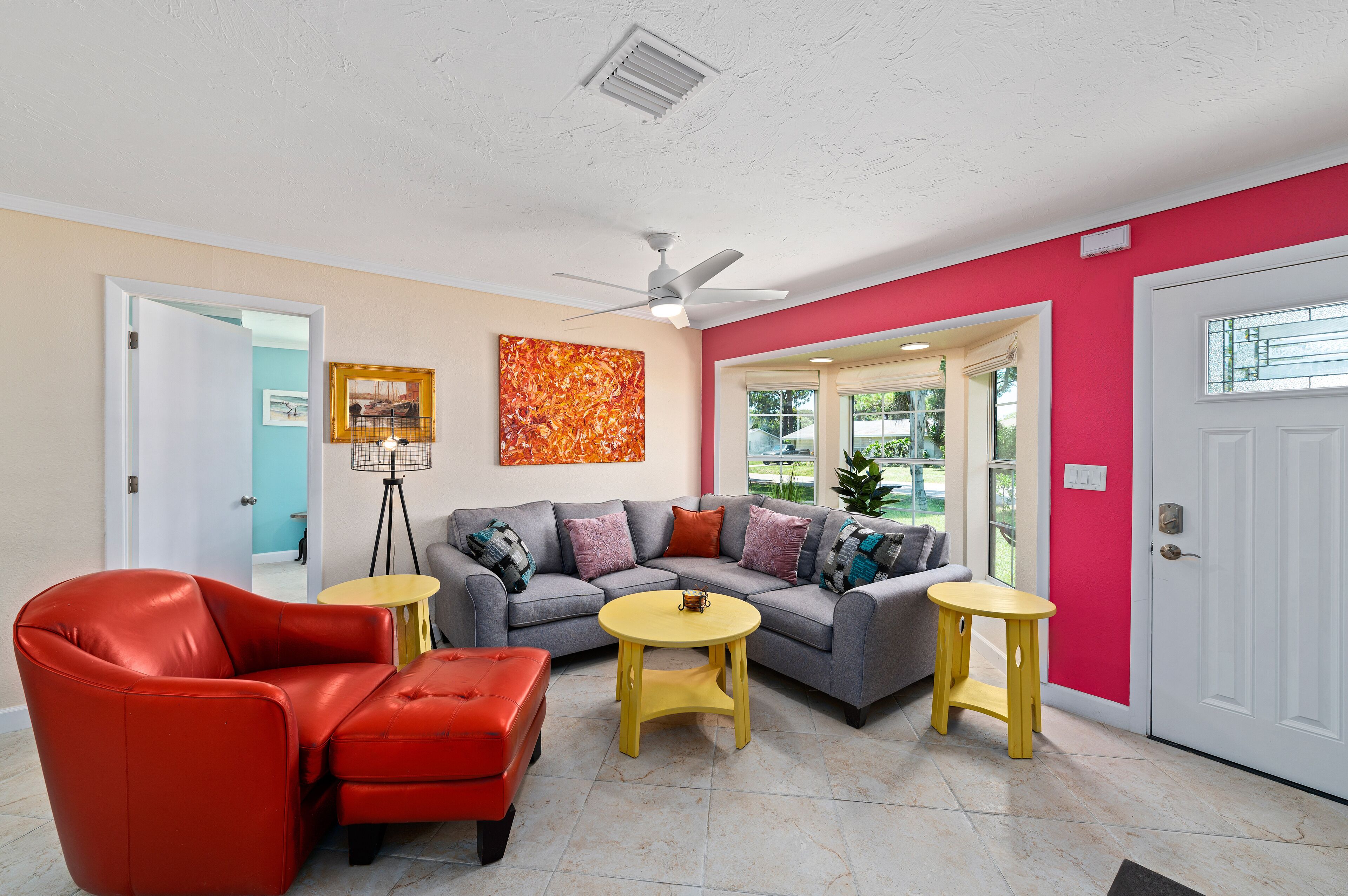 Smart-TV, peis, bøker og printere