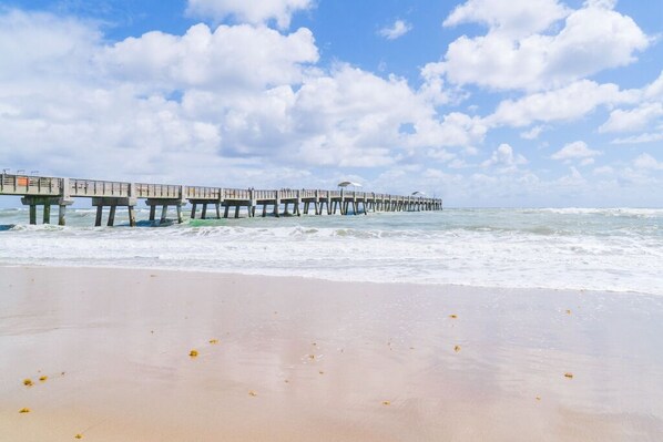 Beach nearby, sun loungers, beach towels