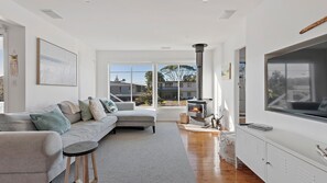 Smart TV, fireplace - Breezeway Mollymook - A short walk to the beach & features an indoor & outdoor firepit! (Mollymook Beach)