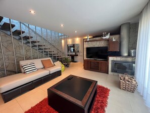 Smart-TV, Kamin, Stereoanlage