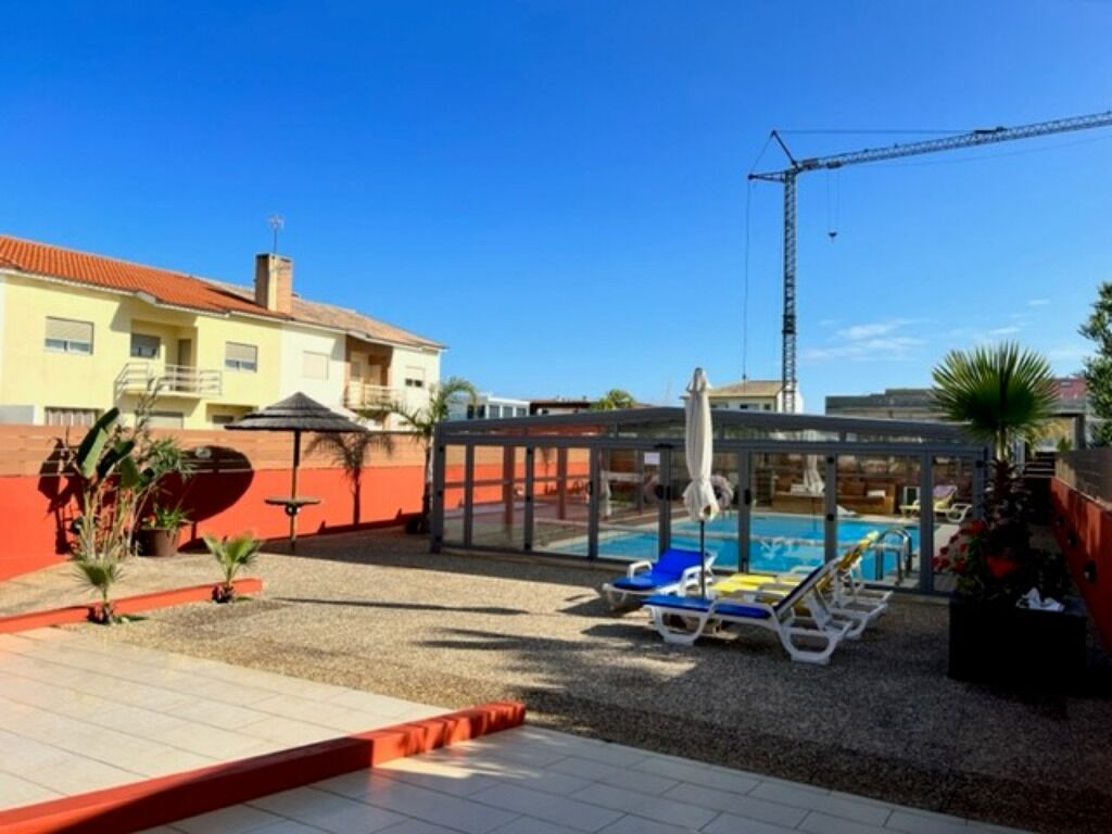 Innendørsbasseng og et oppvarmet basseng