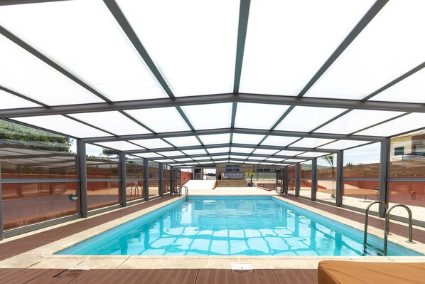 Una piscina techada, una piscina climatizada
