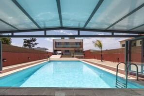 Una piscina techada, una piscina climatizada