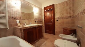 Duschwanne, Haartrockner, Bidet, Handtücher