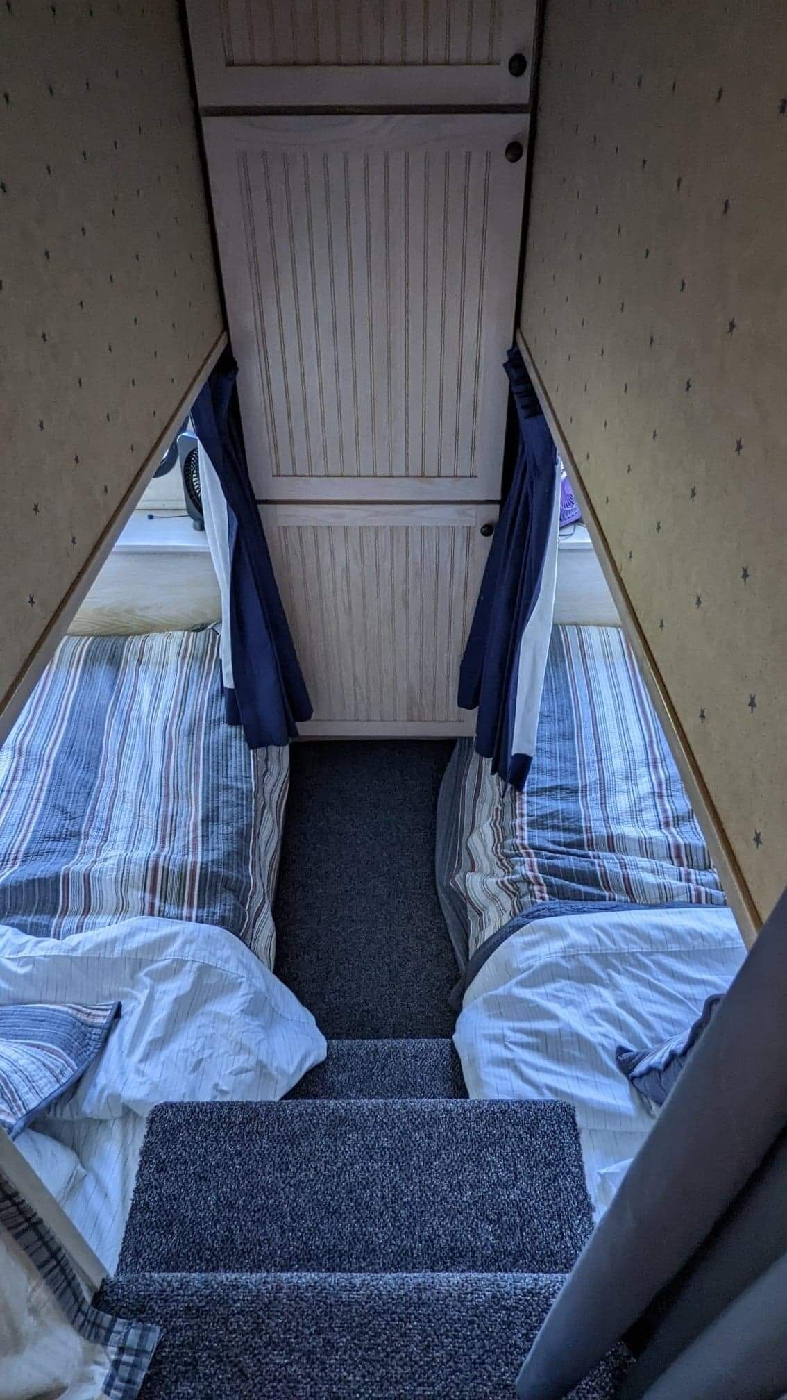 3 室のベッドルーム、WiFi (無料)、ベッドシーツ