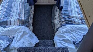 3 室のベッドルーム、WiFi (無料)、ベッドシーツ