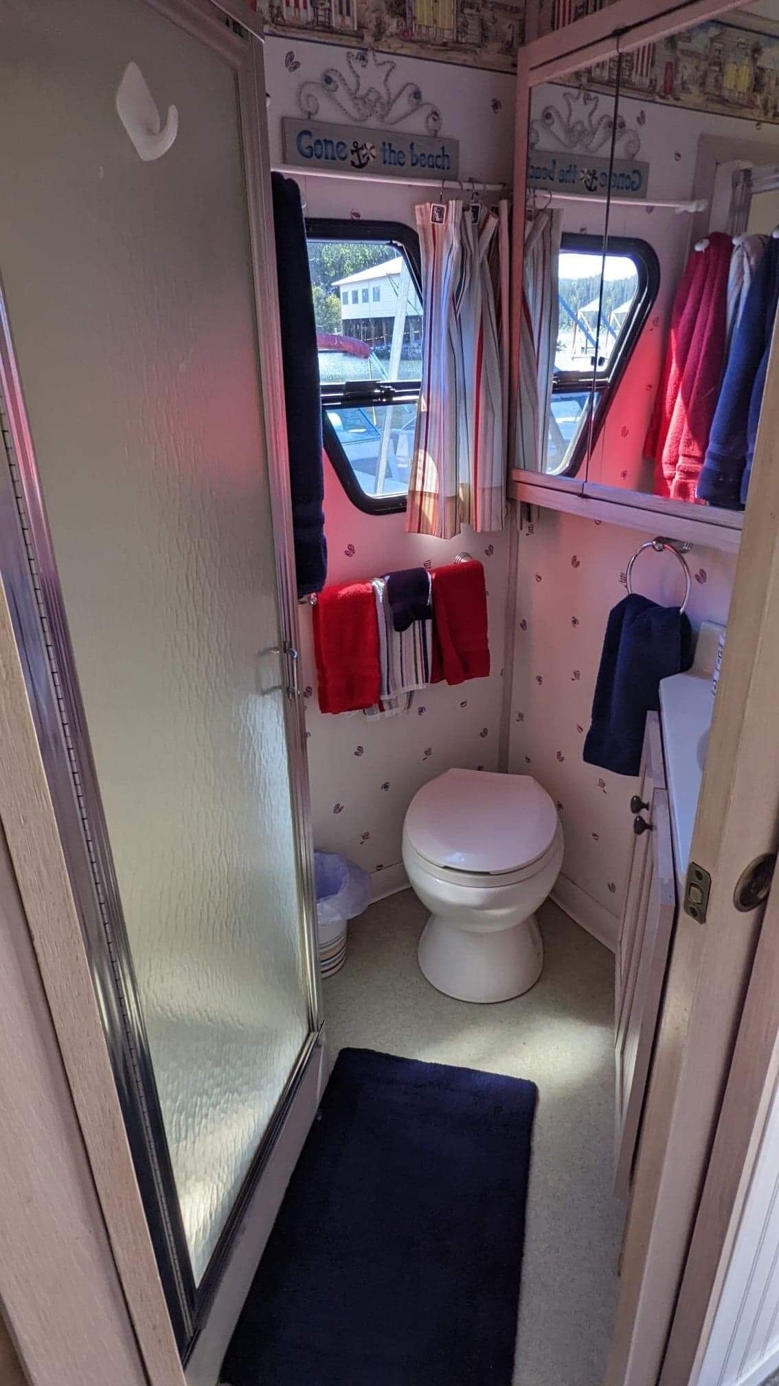 シャワー、ヘアドライヤー、タオル、石鹸