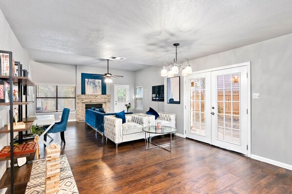 Interior - Outdoor movie Sea World Lackland AFB Family House (San Antonio)