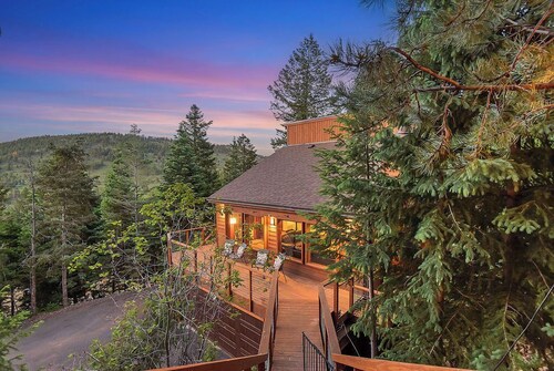     Private Luxury Retreat in Evergreen, Hot Tub + Multiple Decks