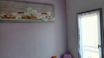 2 chambres, fer et planche Ă repasser, lit parapluie