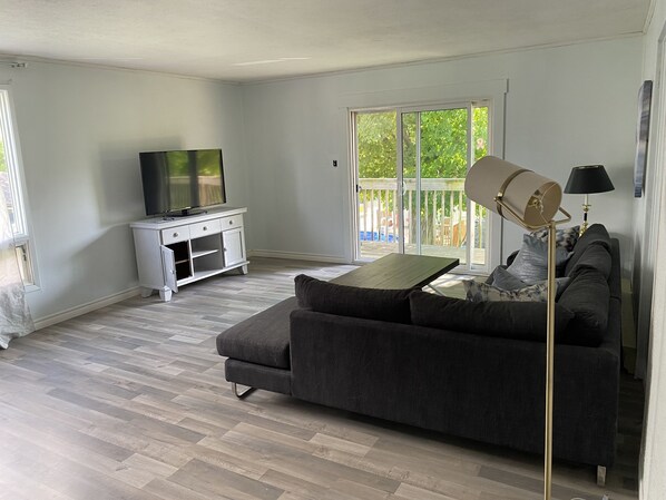 تلفزيون بشاشة مسطحة