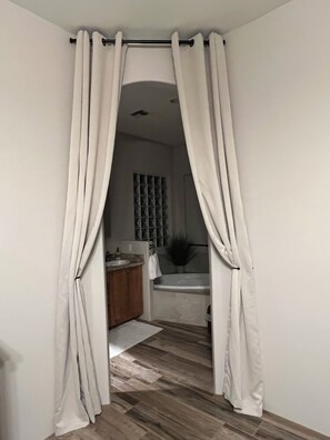 Combined shower/tub, jetted tub, hair dryer, towels