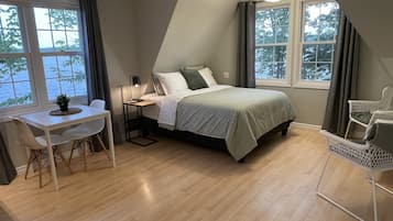 4 slaapkamers, een bureau, een strijkplank/strijkijzer, gratis wifi