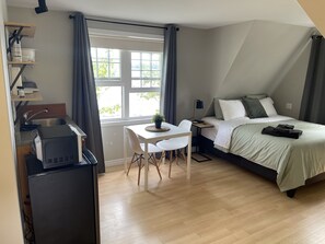 4 bedrooms, desk, iron/ironing board, free WiFi