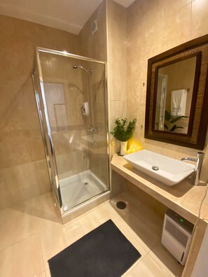 Economy-Zweibettzimmer | Badezimmer | Dusche, Haartrockner, Handtücher, Seife