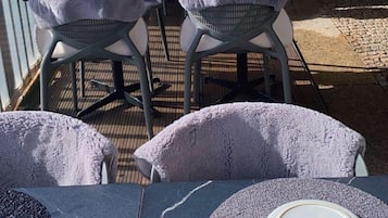 Der serveres frokost, aftensmad og brunch med udendørs servering