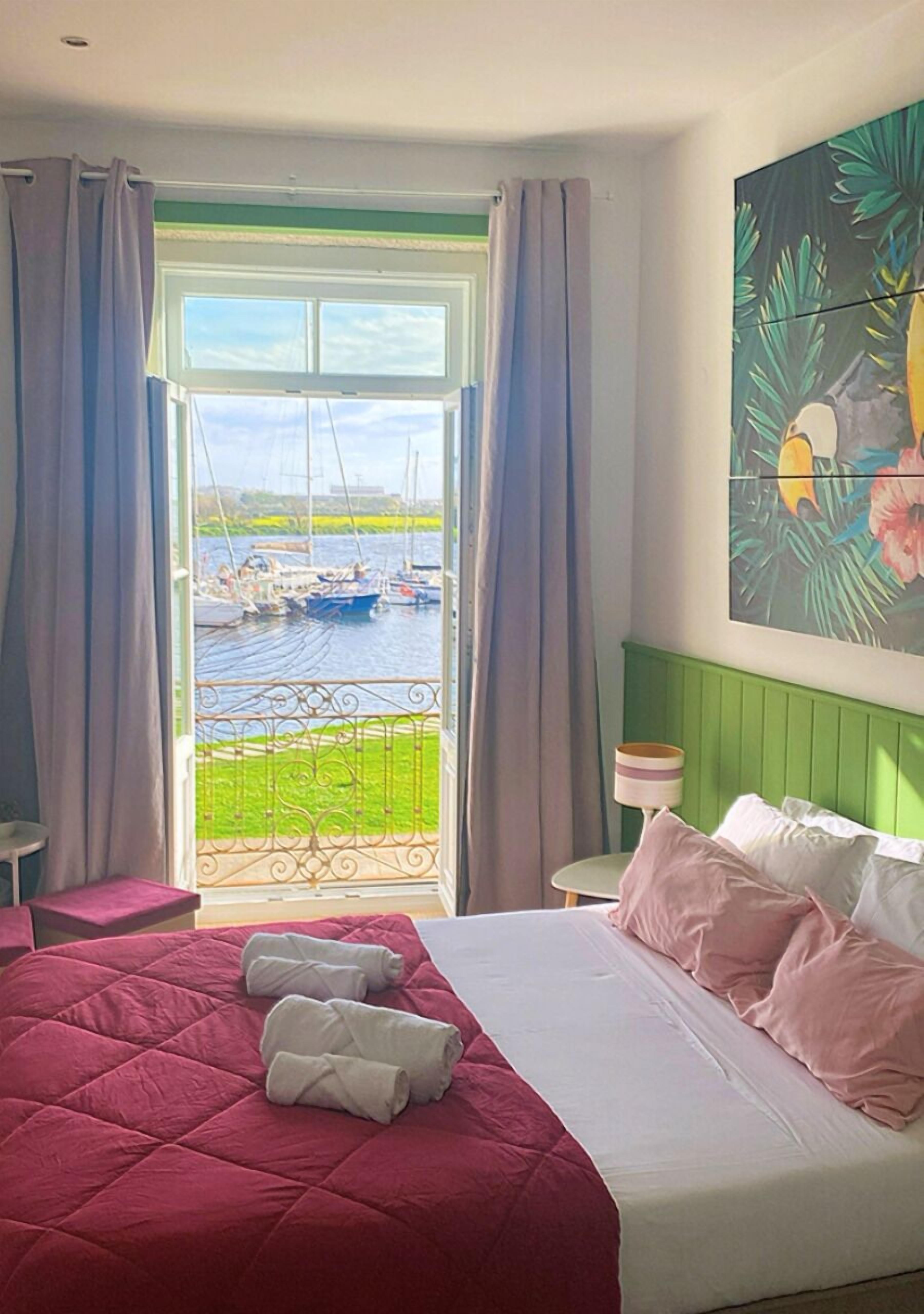 Kamar Kota | Didekorasi berbeda-beda, tirai kedap cahaya, dan setrika/meja setrika