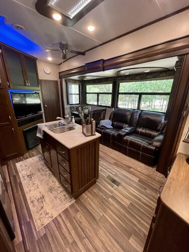 Cozy/5th wheel camper/ fire pit/large deck/close to Hochatown/Pine Creek Lake