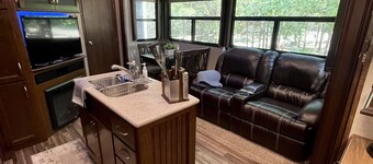 Cozy/5th wheel camper/ fire pit/large deck/close to Hochatown/Pine Creek Lake