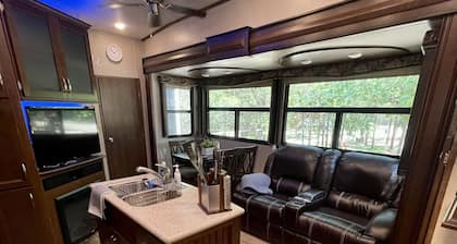 Cozy/5th wheel camper/ fire pit/large deck/close to Hochatown/Pine Creek Lake