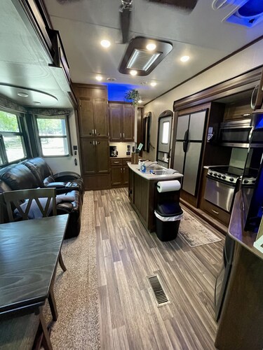 Cozy/5th wheel camper/ fire pit/large deck/close to Hochatown/Pine Creek Lake