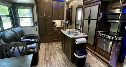 Cozy/5th wheel camper/ fire pit/large deck/close to Hochatown/Pine Creek Lake