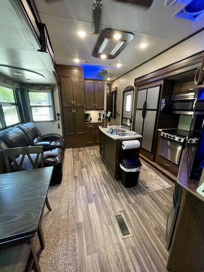 Cozy/5th wheel camper/ fire pit/large deck/close to Hochatown/Pine Creek Lake