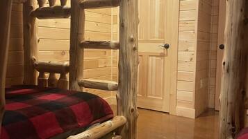 4 Schlafzimmer, Schreibtisch, BĂŒgeleisen/BĂŒgelbrett, kostenloses WLAN