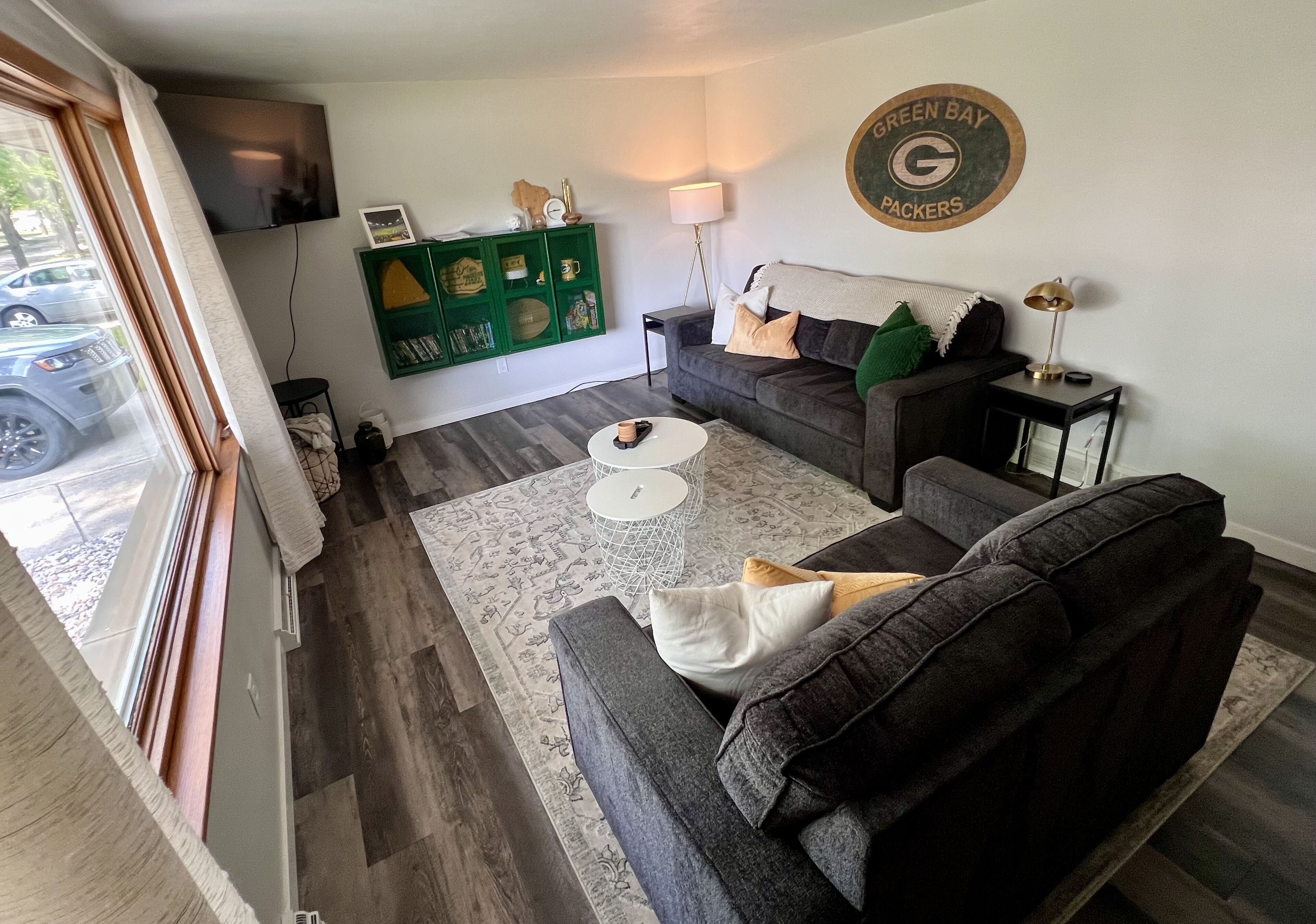 Less than 5 min walk to Lambeau Field & Titletown District - 4 bedroom cozy home