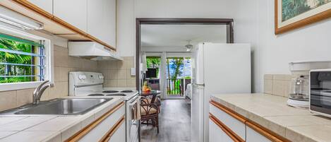 Geladeira, micro-ondas, cafeteira/chaleira, torradeira