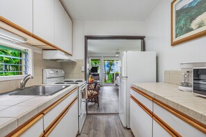 Een koelkast, een magnetron, een koffiezetapparaat/waterkoker