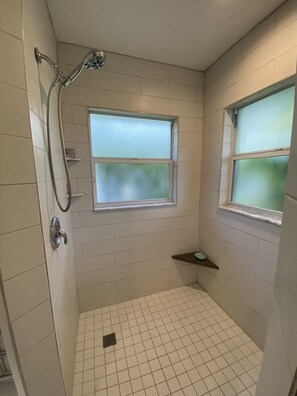 Combined shower/bathtub - Tropical oasis, 4 bedrooms — 8 min. to the beach (Naples)