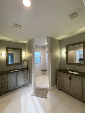 Combined shower/tub - Tropical oasis, 4 bedrooms — 8 min. to the beach (Naples)