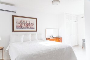 Escritorio, cortinas blackout y tabla de planchar con plancha 
