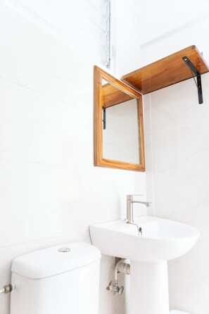 Standard Single Room | Bathroom | Shower, towels, soap, toilet paper - La Maison 29 (Roseau)