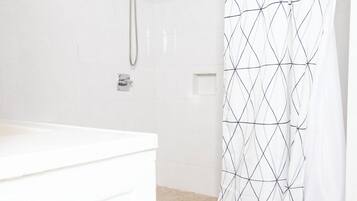 Standaard studio suite | Badkamer | Een douche, handdoeken, zeep, toiletpapier